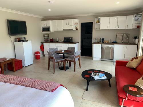 Bed & Breakfast Camelot Country Stay In Orange