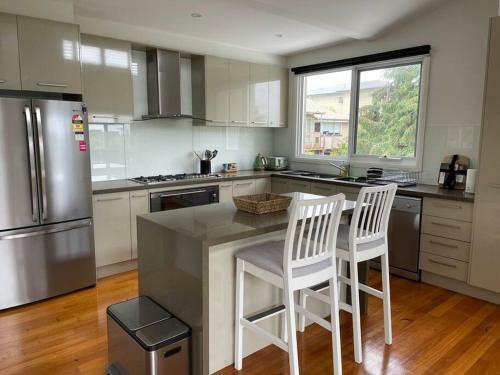 Calypso Retreat - Modern Townhouse - Ocean Views