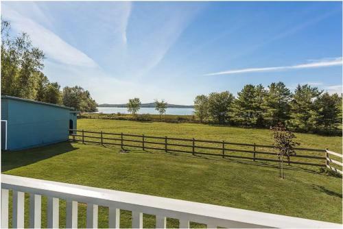 Lovely Lac-brome 3 Bedroom Lakefront Cottage