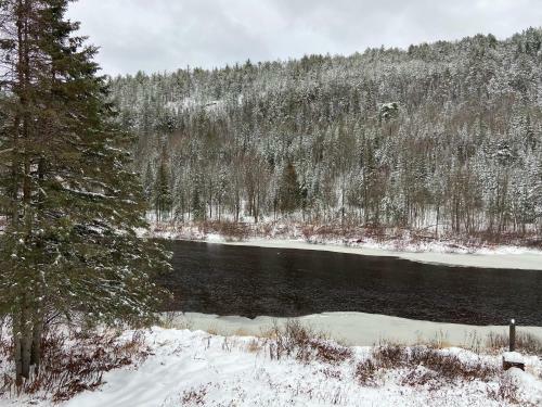 Chalet Au Bord de La Rivi�re, St-c�me