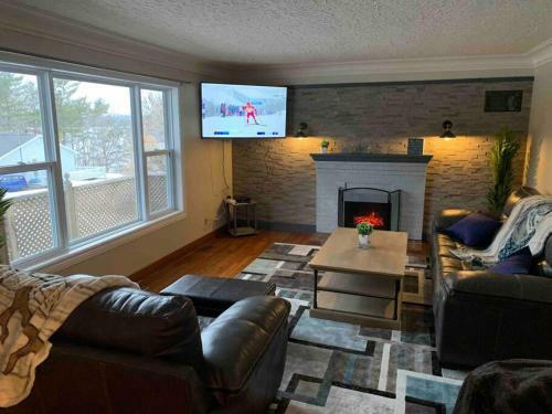 Beautiful Bright Bungalow With Fireplace Near Lake
