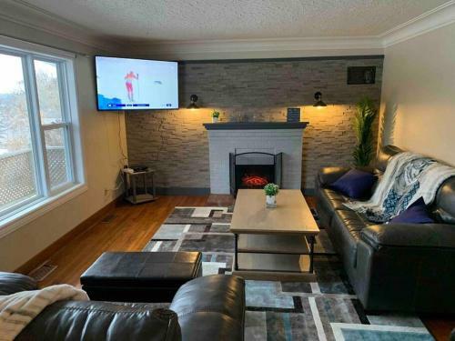 Beautiful Bright Bungalow With Fireplace Near Lake
