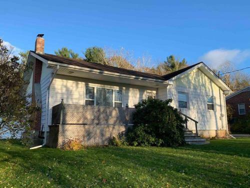 Beautiful Bright Bungalow With Fireplace Near Lake