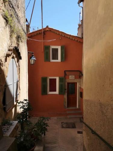 Maison De Village