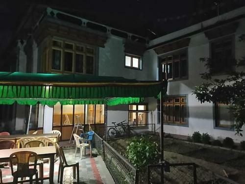 Hostal Sky Land Guest House