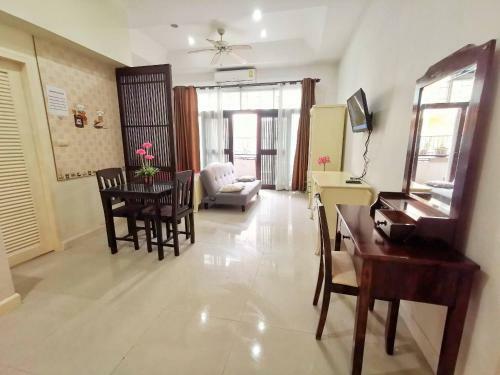 Hostal Wonderful Pool House Kata Beach