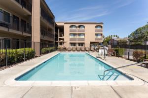 Hotel Super 8 Escondido