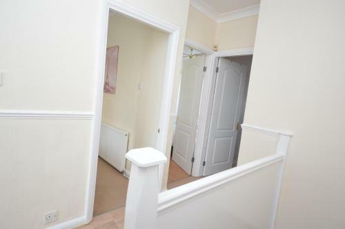 London Deluxe 3 Bedroom House With Parking Space