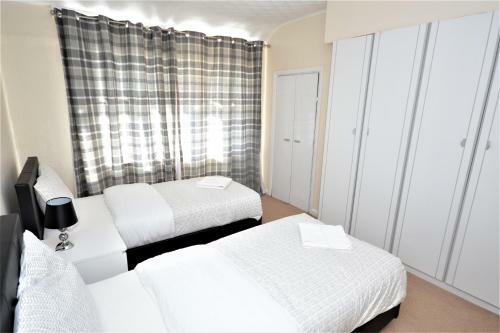 London Deluxe 3 Bedroom House With Parking Space