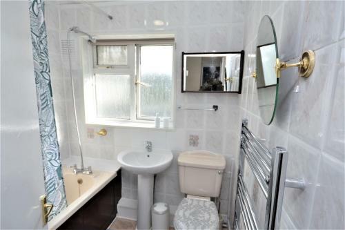 London Deluxe 3 Bedroom House With Parking Space