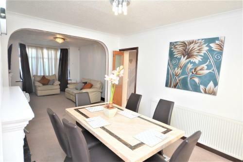 London Deluxe 3 Bedroom House With Parking Space