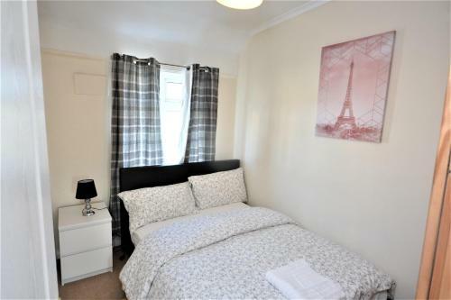 London Deluxe 3 Bedroom House With Parking Space