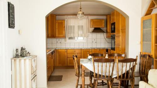 Vera's Sunny Apartment - 2bd - Steps To Beach - Kitchen - Free Parking