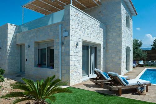 Villa Prima - With Private Heated Pool & Jacuzzi