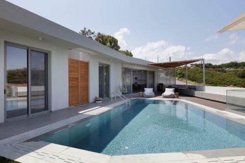 Sueno Villa, Enchanting Escape By The Sea!