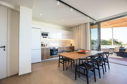 Sueno Villa, Enchanting Escape By The Sea!