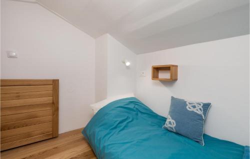 Amazing Apartment In Gajac With 2 Bedrooms