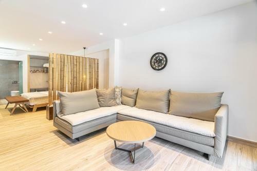 Hotel F & S Lounge Suites