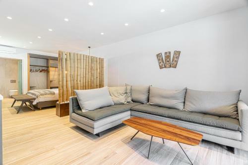 Hotel F & S Lounge Suites