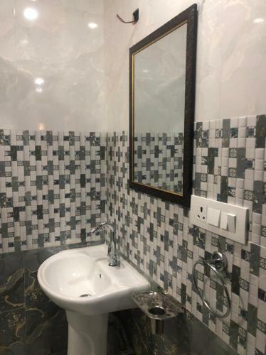 Hotel Pinewood Valley, Mussoorie