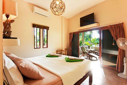 Baan Thamarchat 3 Villas 13 Bedrooms & Shala