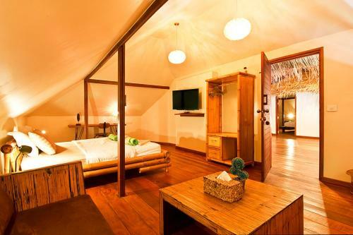 Baan Thamarchat 3 Villas 13 Bedrooms & Shala