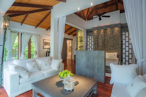 Villa In The Garden, Surin Beach With Private Spa.
