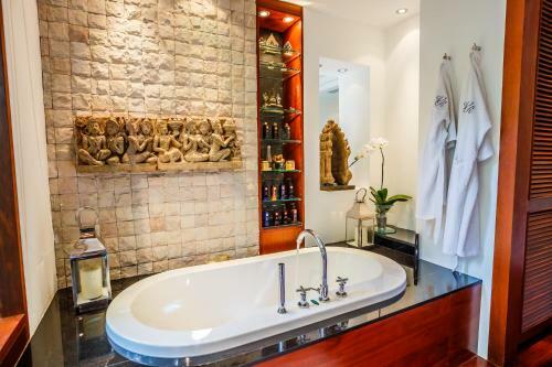 Villa In The Garden, Surin Beach With Private Spa.