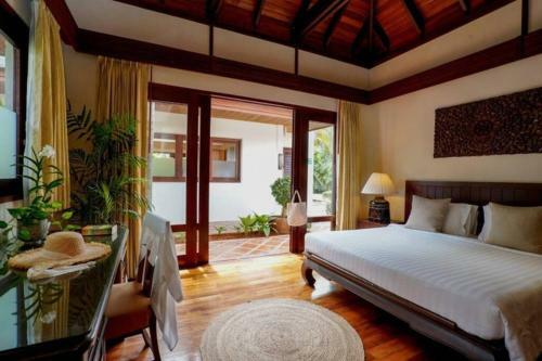 4 Bedroom Beachfront Villa Rose