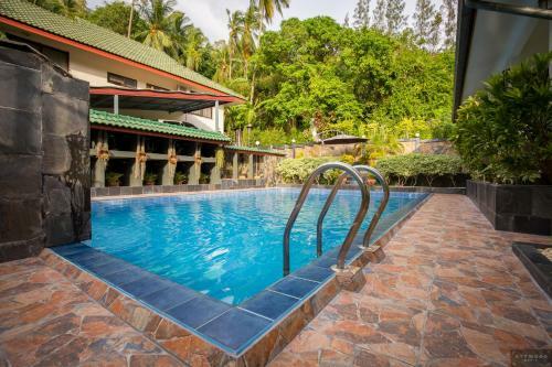 Private Poolvilla Mit Wasserfall
