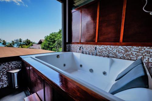 Stunning Villa With Ocean Views And Free Car