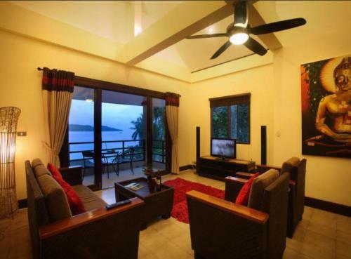 3 Bedroom Seafront Villa Island View
