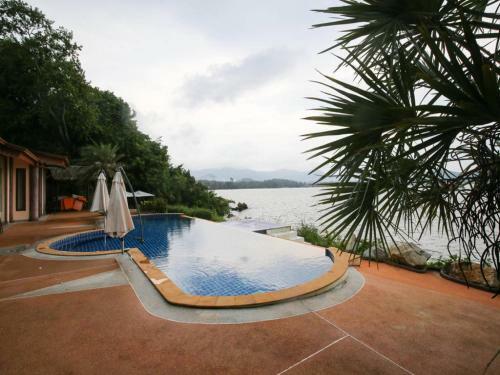 5 Bedroom Seafront Villa Phanghan