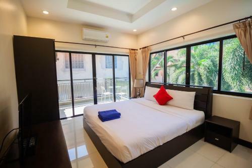 Luxury Pool Villa 4 Br 900m Beach 1.5 Km Downtown