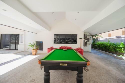 Luxury Pool Villa 4 Br 900m Beach 1.5 Km Downtown