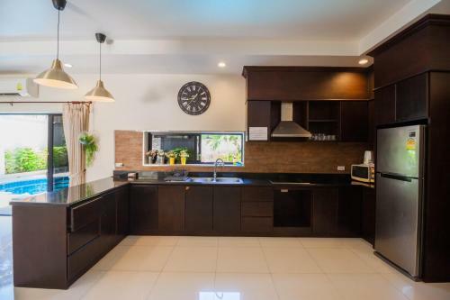 Luxury Pool Villa 4 Br 900m Beach 1.5 Km Downtown