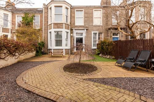 Nelson Manor