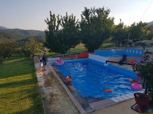 Charming 4-bed House In Pyrgetos