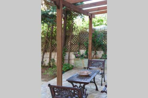 Exotic Apartment 1 Min From Marikes Beach