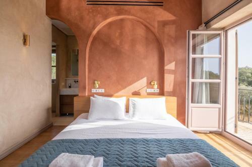 Eclectic And Secluded Estate, Villa Aegis