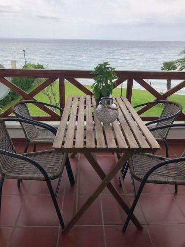 Seafront Family Apartment Ellie