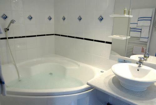 Hotel Logis La Lentillere (restaurant C�t� Parc)