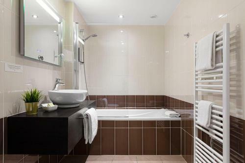 Hotel H�tel Les Pierres Dor�es