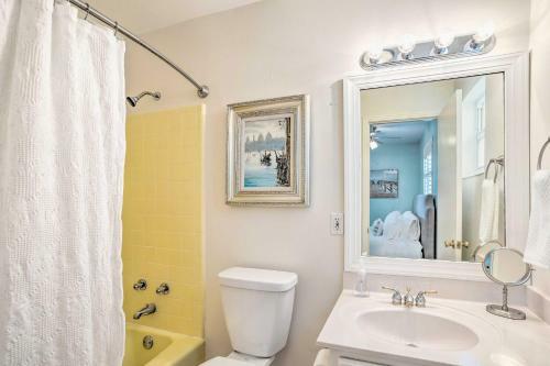 Canalfront Family Home With Boat Dock And Games!