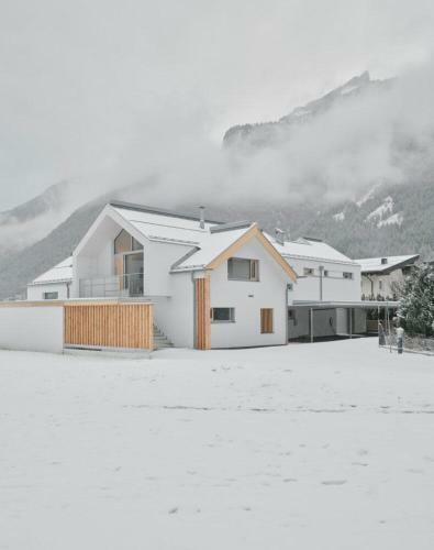 Urban Mountain Chalet With Lake View