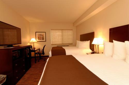 Hotel Boulders Inn & Suites