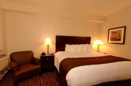 Hotel Boulders Inn & Suites