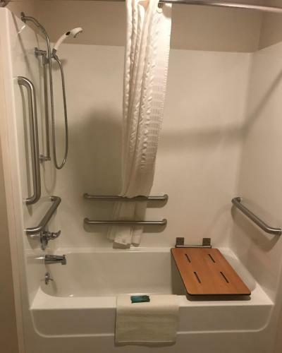Hotel Boulders Inn & Suites