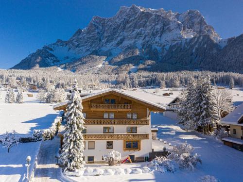 Romantic Apartment In Ehrwald With Garden And Balcony