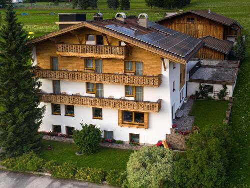 Romantic Apartment In Ehrwald With Garden And Balcony
